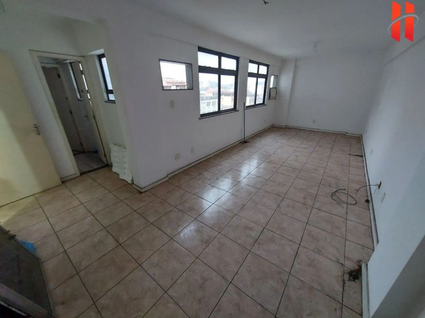 Sala comercial com 42m²na esquina com a Av. Brigadeiro Lima e Silva.