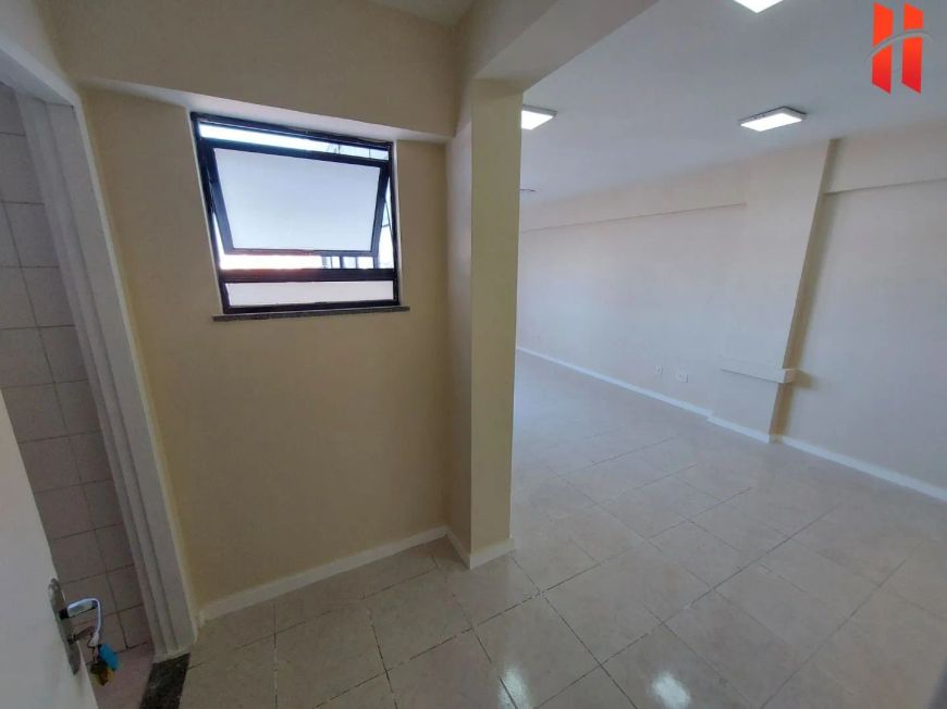 Sala comercial com 42m²na esquina com a Av. Brigadeiro Lima e Silva.