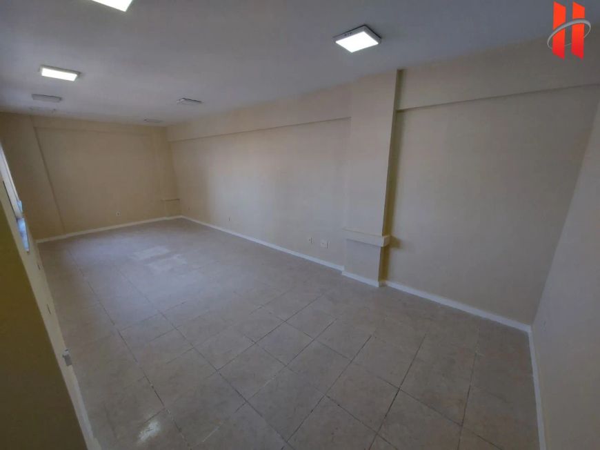 Sala comercial com 42m²na esquina com a Av. Brigadeiro Lima e Silva.