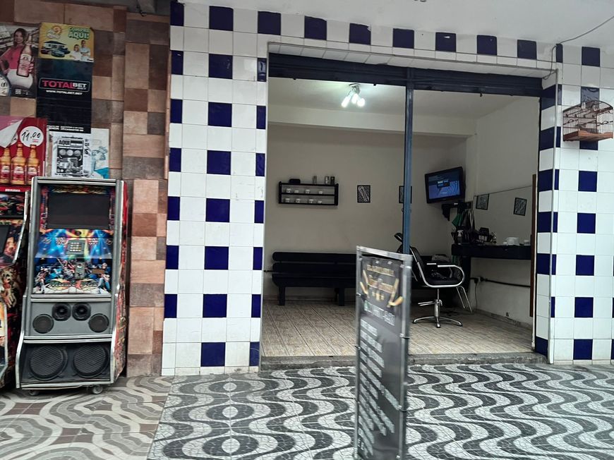 Investidores atenção, 6 casas e 2 lojas mercado em frente.
