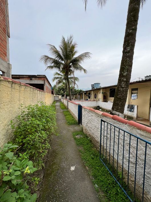 Investidores atenção, 6 casas e 2 lojas mercado em frente.