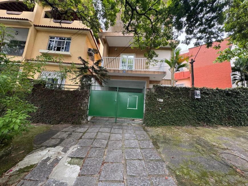 ÓTIMA CASA EM BAIRRO NOBRE DE DUQUE DE CAXIAS. ESTUDAMOS PROPOSTAS