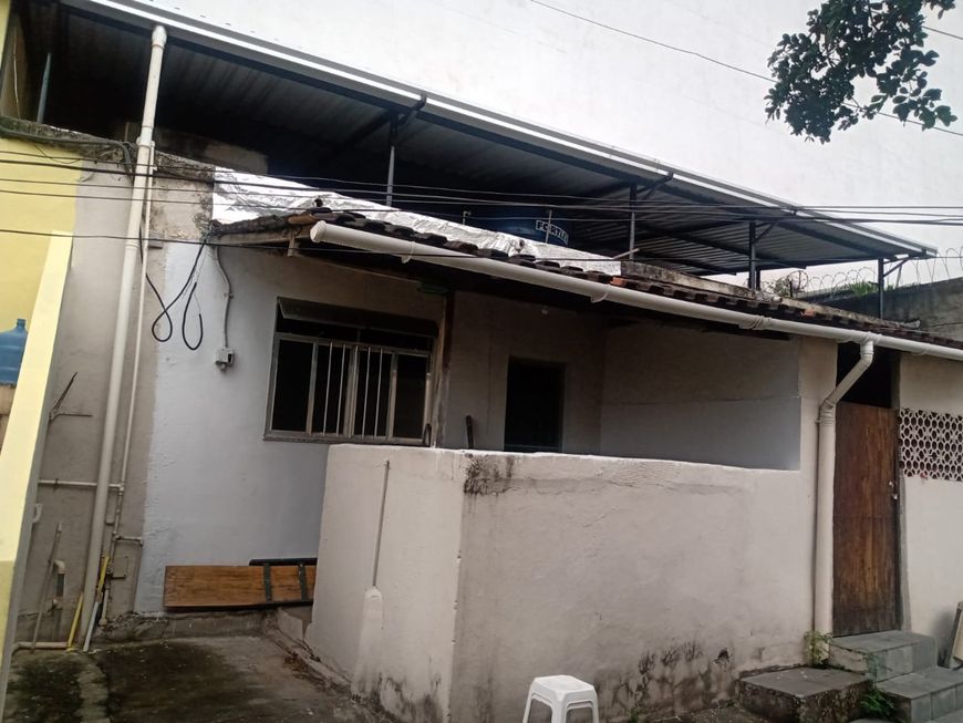 4 Kitinetes, mais 1 Apartamento com 2 quartos, 1 suíte, garagem.