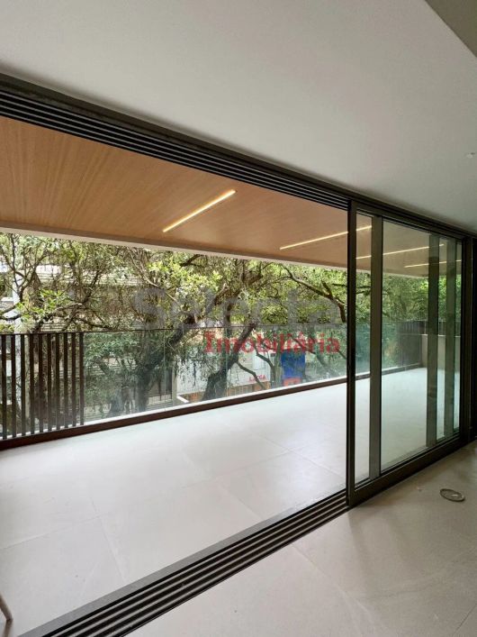 Apartamento de 205m², em belíssimo prédio novinho, situado na quadra mais nobre e valorizada da exce