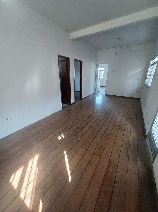 Prédio comercial no centro da Mantiqueira (Xerém).