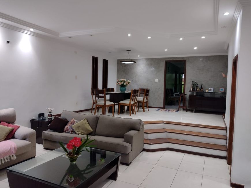 Casa para venda com 350 metros quadrados com 5 quartos