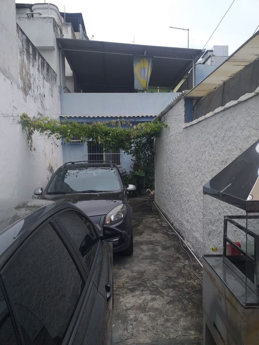 2 Casas para venda, casa 1 com 72m2, casa 2 com 48m2, cada com 2 quartos e garagem.
