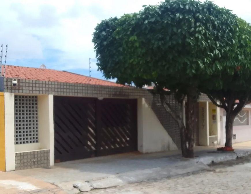 VENDO CASA NO BAIRRO DE CANDELÁRIA EM ÓTIMA LOCALIZAÇÃO