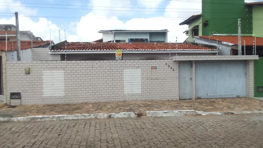 VENDO CASA NO BAIRRO DE CANDELÁRIA A 100 METROS DA IGREJA CATÓLICA.
