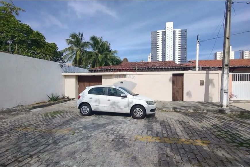 Aluga-se Casa com 4/4 em Lagoa Nova - Perfeita para (Moradia ou Comércio)