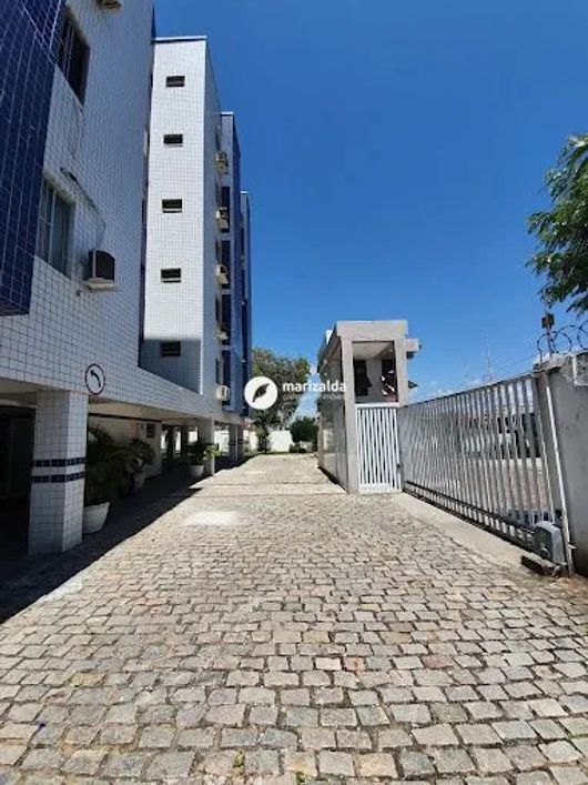 Apartamento à venda em Candelária, Natal.