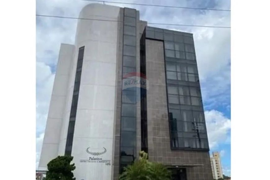 Sala comercial em Candelária, com portaria, elevador.