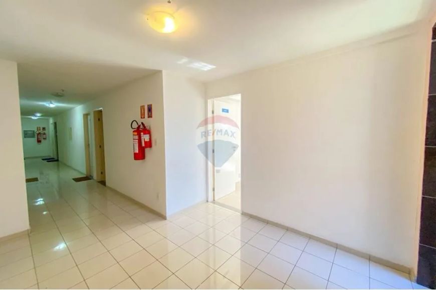 Sala comercial em Candelária, com portaria, elevador.