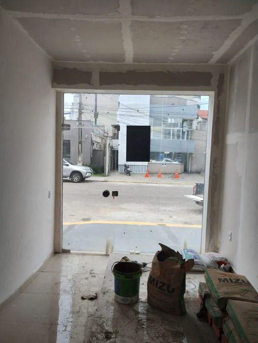 Aluga-se ponto comercial excelente com banheiro da Rua Mossoró, Petrópolis