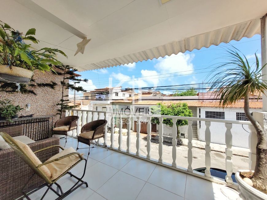 Vendo um Sobrado (térreo + dois andares) com 327m², sendo 04 suítes, no Bairro das Rocas - Natal/RN