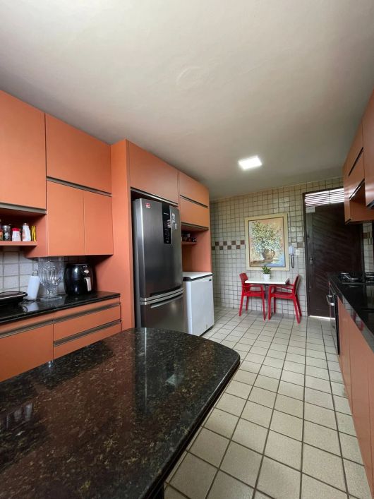 Casa à venda com 4 suítes em Candelária - Natal - RN