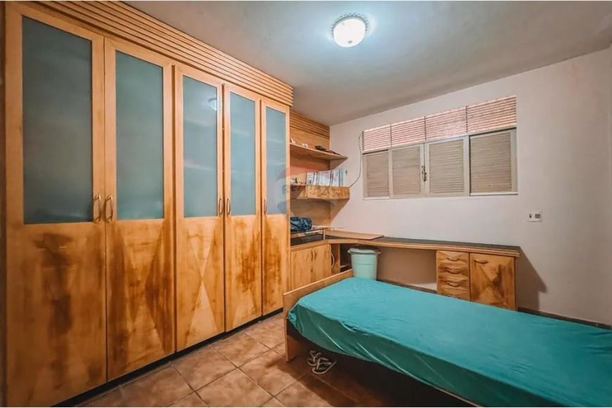 Casa de Esquina com Potencial Comercial e Residencial em Localização Estratégica na rua Nascimento d
