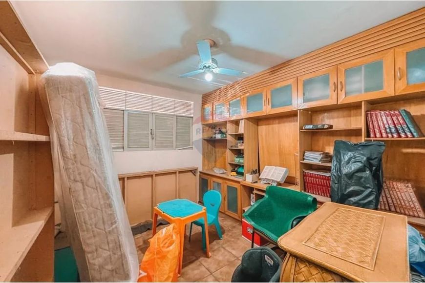 Casa de Esquina com Potencial Comercial e Residencial em Localização Estratégica na rua Nascimento d