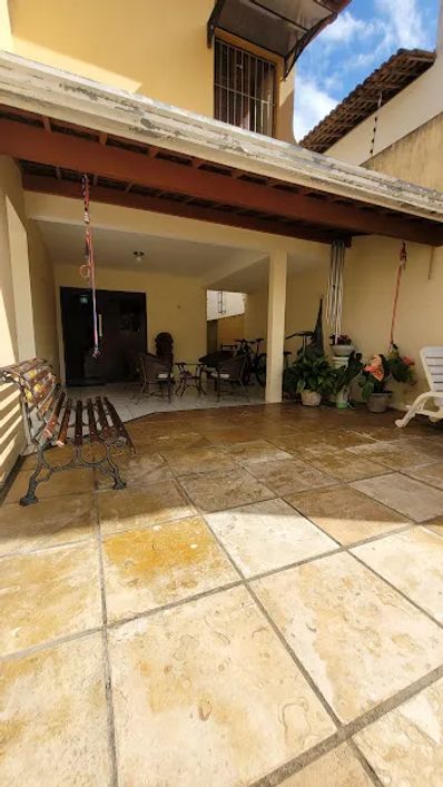 Casa dúplex para venda tem 196 m2 com 4 quartos sendo 3 suítes em Capim Macio - Natal - RN