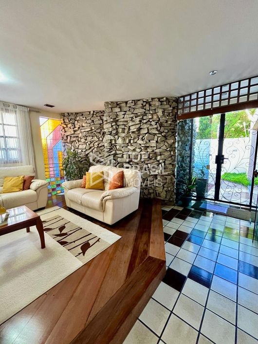 Casa com 05 quartos - Bairro Nazaré