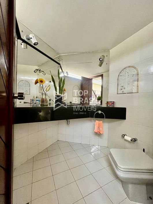 Casa com 05 quartos - Bairro Nazaré