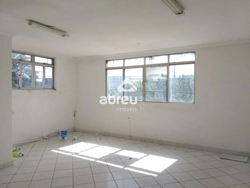 Prédio comercial no Alecrim.