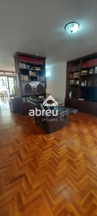 Casa com potencial comercial em Tirol