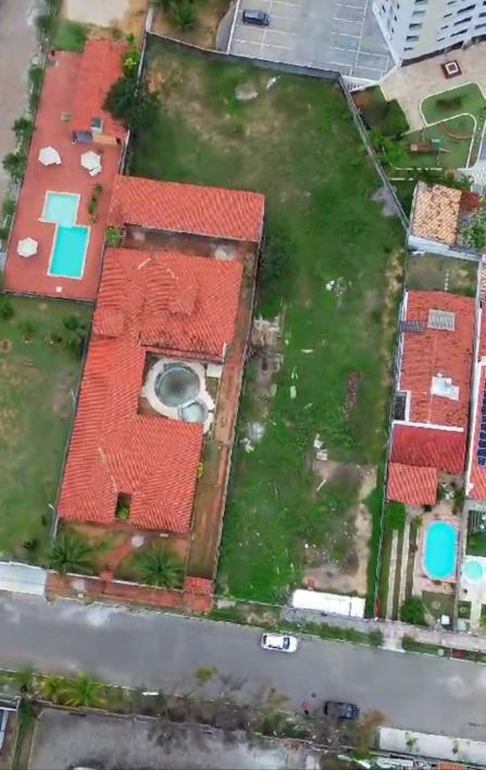 Vende-se terreno em Capim Macio, uma área e bairro nobre próximo ax Eng. Roberto Freire com 1.900m²