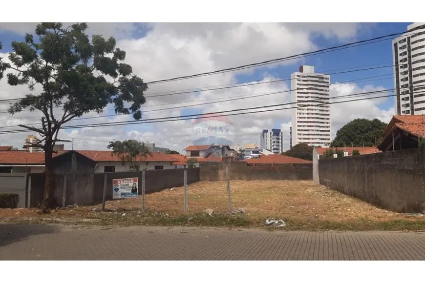 Lote em Capim Macio, medindo 20x41,9 com uma área total de 838 m2