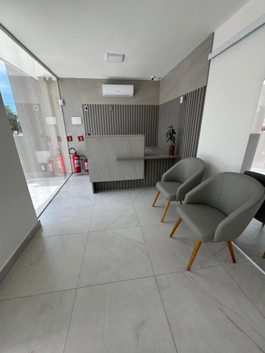 50 m2 divididos em 3 salas em andar inteiro, além de dois banheiros.