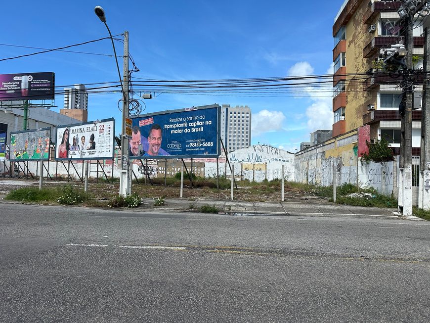 Terreno de esquina com 1.123 m2 em Lagoa Nova