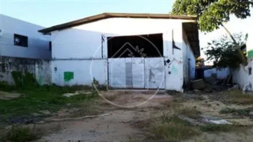 Prédio comercial no Alecrim.