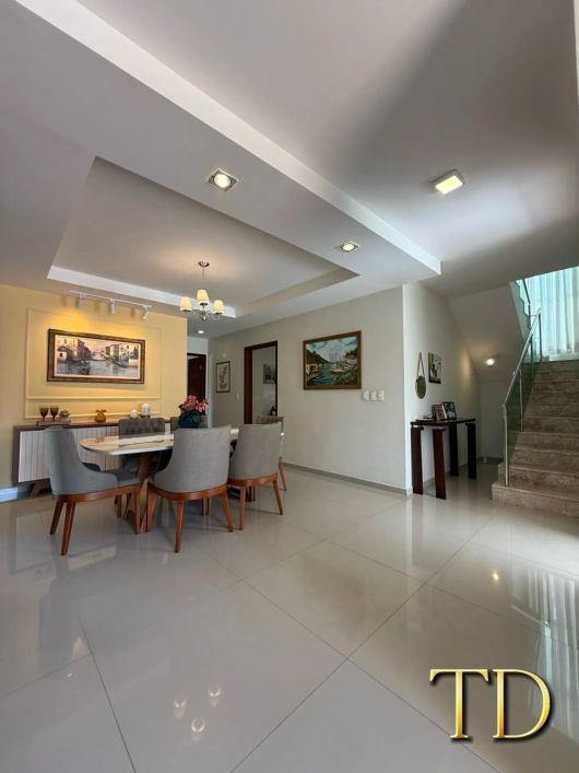 CASA EM CONDOMÍNIO FLORA