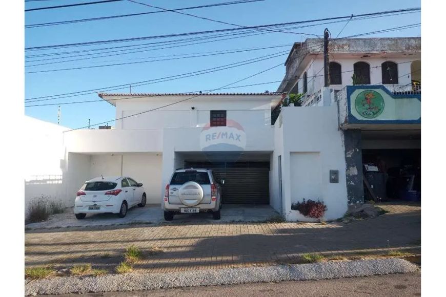 Prédio Comercial com 8 salas privativas, em Candelária próximo a av. Prudente de Morais.