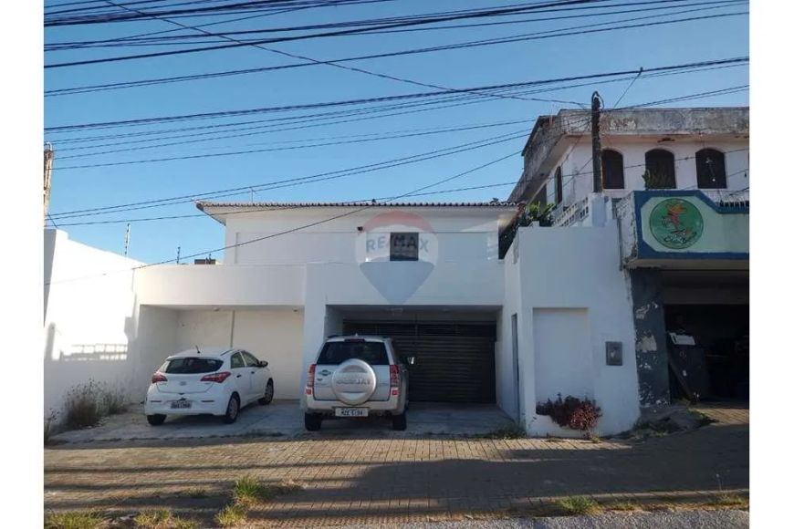 Prédio Comercial com 8 salas privativas, em Candelária próximo a av. Prudente de Morais.