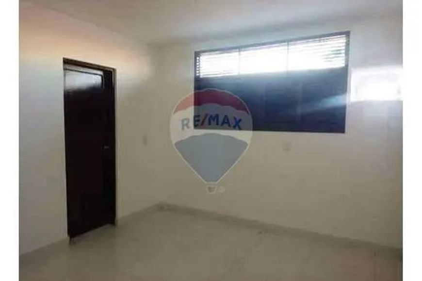 Prédio Comercial com 8 salas privativas, em Candelária próximo a av. Prudente de Morais.