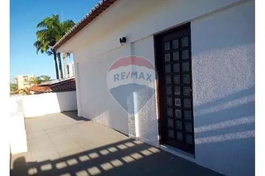 Prédio Comercial com 8 salas privativas, em Candelária próximo a av. Prudente de Morais.