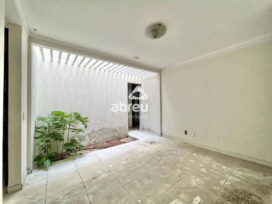 Prédio comercial com terreno.