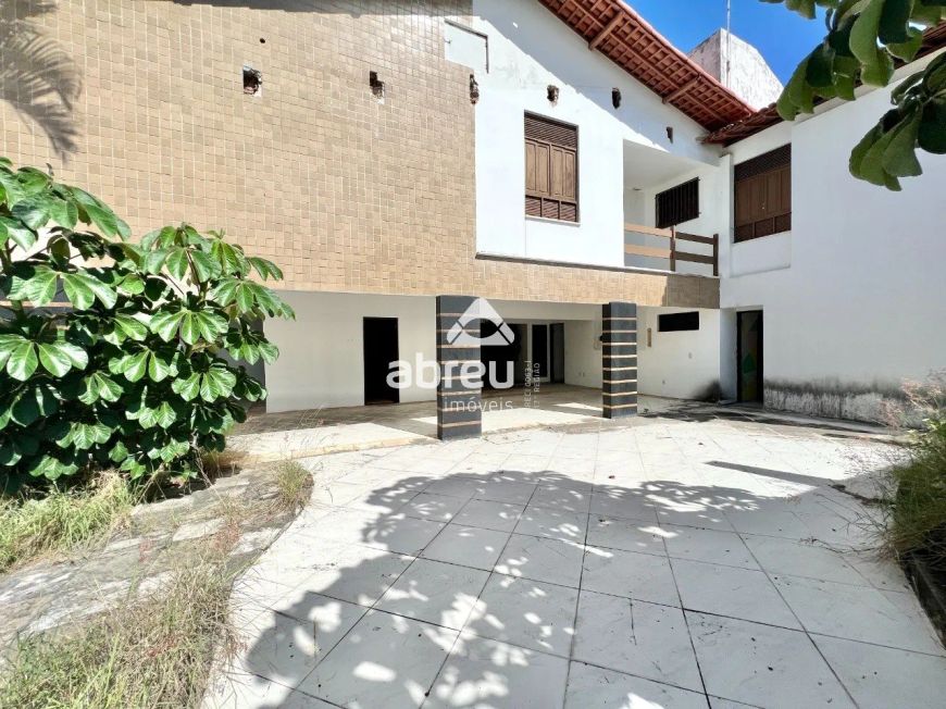 Prédio comercial com terreno.