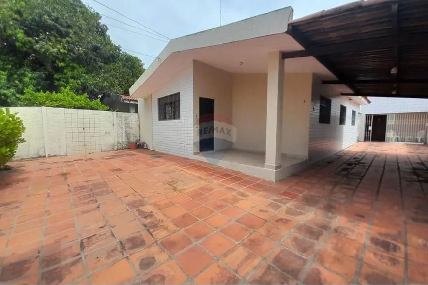 VENDE-SE Casa com 6/4 em Ponta Negra