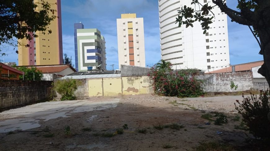 Terreno por trás do Ôbar