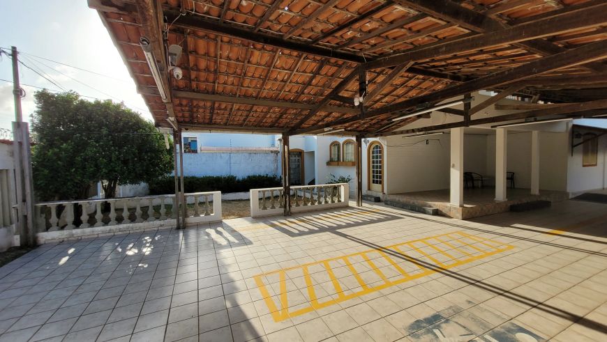Casa/ex pousada com 14 quartos, 651m² de área construída e terreno de 581m² no bairro de Lagoa Nova.