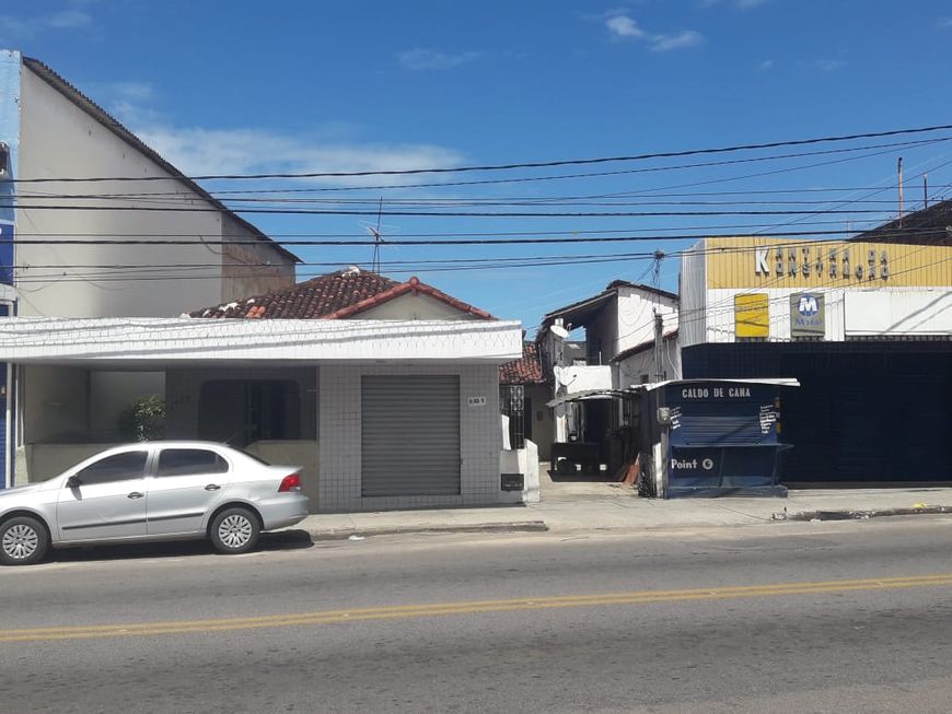 Terreno com Kitnets no Alecrim, 2 frentes PARA EDIFICAR Vizinho a Posto