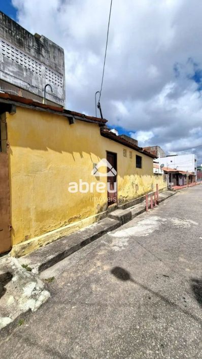 Casa à Venda em Natal - 7 dormitórios e 5 suítes