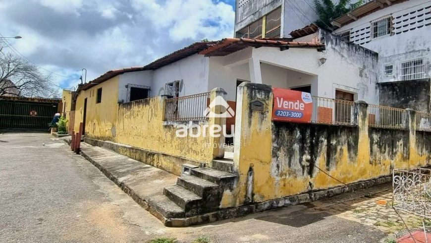 Casa à Venda em Natal - 7 dormitórios e 5 suítes