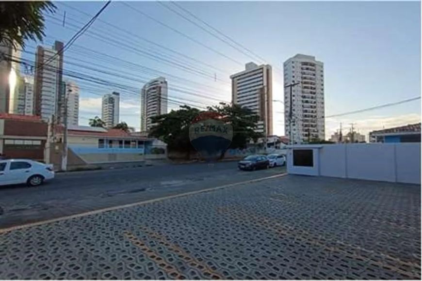 Oportunidade única! Galeria com sete salas comerciais e duas lojas de frente para Av. Amintas Barros