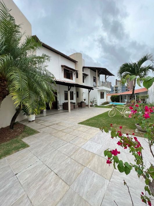 Casa à venda em Candelária, 4 suítes, 6 vagas de garagem, piscina e jardins, 400 metros quadrados