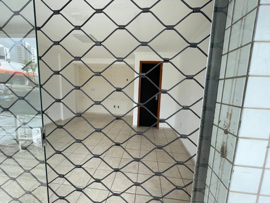Lojas na Avenida Jaguarari com a Avenida Antônio Basílio