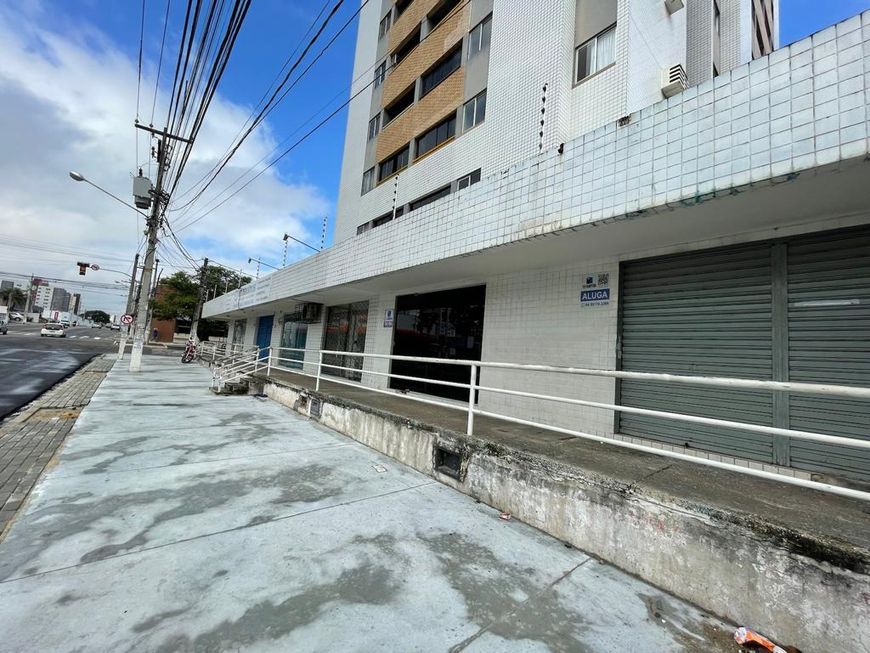 Lojas na Avenida Jaguarari com a Avenida Antônio Basílio