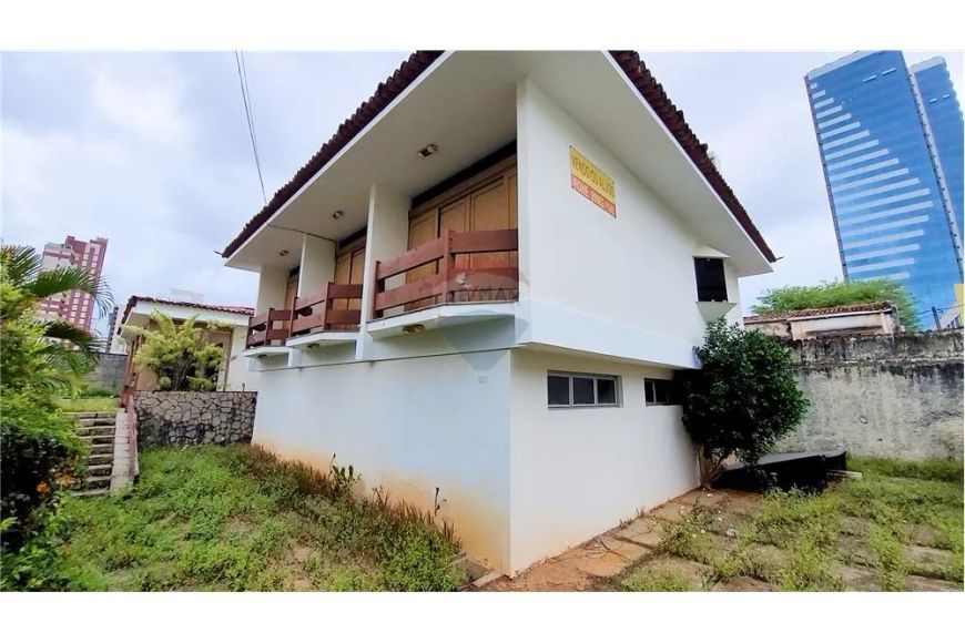 Vende-se: Casa em Tirol com Potencial para Negócios e Investimento